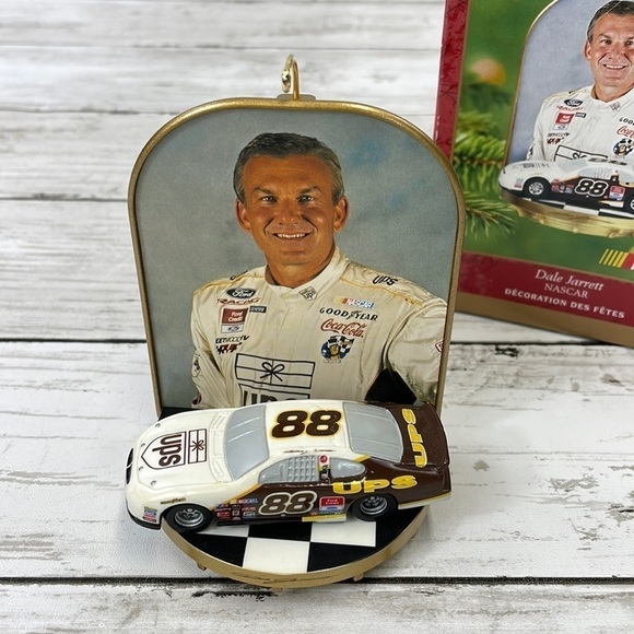 HALLMARK NASCAR DALE JARRETT VINTAGE CHRISTMAS ORNAMENT 2001 - Picture 1 of 5